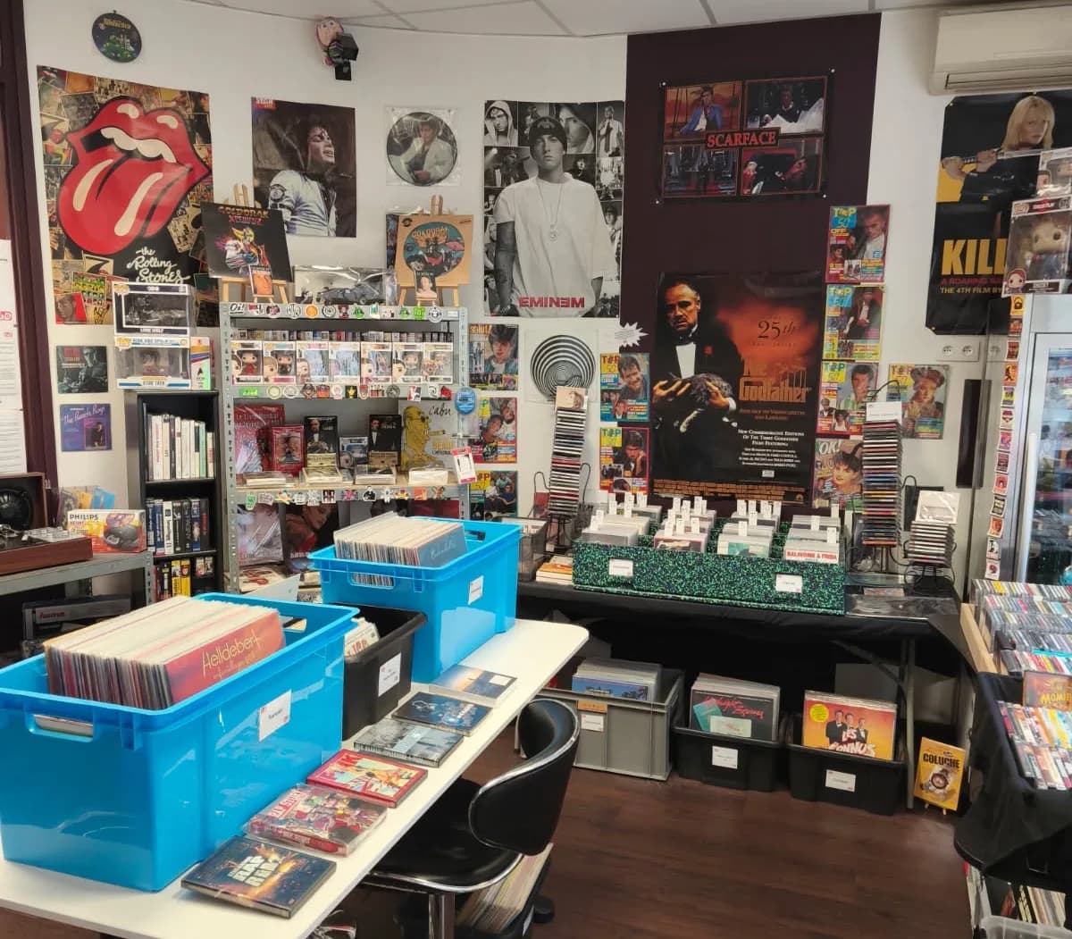 Intérieur de la boutique Game & Disc — vinyles, CD, posters et figurines Funko Pop