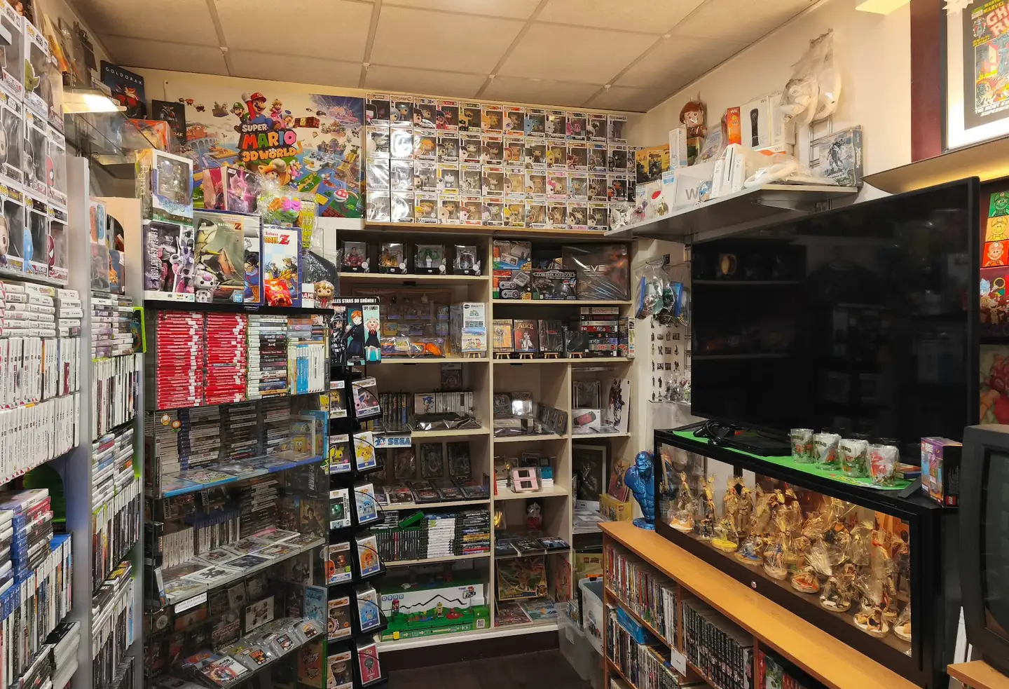 Intérieur de la boutique Game & Disc — manga, jeux et culture geek d'occasion